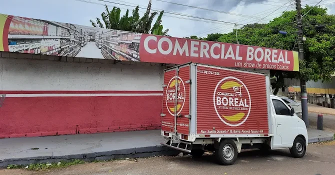 Fachada do Comercial Boreal, em Tucuruí, com o letreiro vermelho da loja e um caminhão com a marca estacionado na frente.